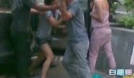 小三被当众拔掉裙子裸