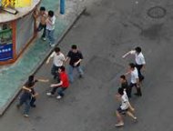 一个黑人和三个白人打架