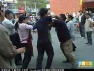 白人挑衅黑人遭狂殴