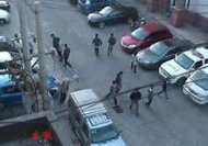 拍天津城管被摆摊梨农当街