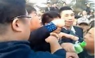 男子酒吧内被一拳KO