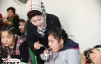 ئاشپەز تور بېتى مېيىپ بالىلاردىن نەۋرۇزلۇق ھال سورىدى