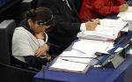 ئايال پارلامېنت ئەزاسى يىغىنغا بالىسىنى «قۇچاقلاپ» قاتناشتى