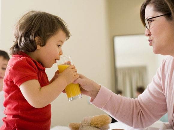 بىر ياشتىن تۆۋەن بالىلارغا مېۋە شەربىتى ئىچكۈمەڭ