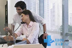 ئىشخانىدىكى مۇھەببەتتىن ھەزەر ئەيلەڭ...