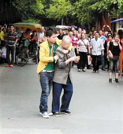 男子劫持路人 男子劫持路人