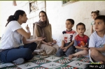 چولپان ئانجىلىنا جۇلى مۇساپىر بالىلارغا مېھرىبانلىقىنى يەتكۈزدى