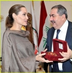 ئانجىلىنا جۇلى ئىراق مىنىستىرىنىڭ ئالاھىدە سوۋغىتىغا ئېرىشتى