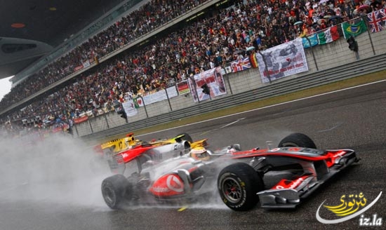图文-F1中国站正式比赛汉密尔顿与库比卡拼速度