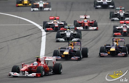 图文-F1中国站正式比赛阿隆索发车后率先过弯