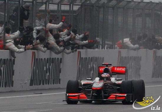图文-F1中国站正式比赛巴顿率先冲过终点瞬间