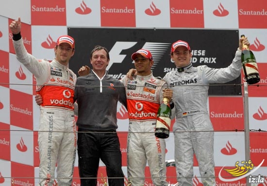 图文-F1中国站正式比赛前三名车手领奖台合影