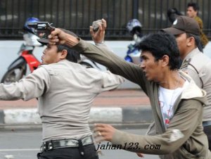 ھىندونېزىيەدىكى نامايىش توقۇنۇشقا ئۆزگىرىپ كەتتى
