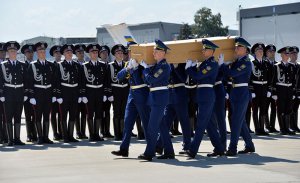MH17 دە قازا قىلغان گوللاندىيەلىكلەرنىڭ جەسىتى ۋەتەنگە قايتۇرۇپ كېلىندى