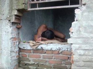 دادىسىغا 20 يىل كىشەن سېلىپ قويغان بالا