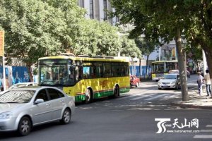 ئۈرۈمچىدىكى 79 ئاممىۋى قاتناش لىنىيەسىدىكى كوچا ئاپتوبۇسلىرى يازلىق ۋاقىت ئىشلىتىشكە باشلىدى
