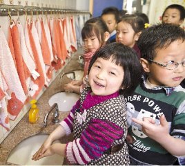 خاڭجۇدىكى مەكتەپلەر H7N9 قۇش زۇكىمىدىنن مۇداپىئەلىنىشتە جىددىي ھالەتكە ئۆتتى