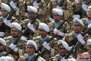 ئىران ئارمىيە بايرىمىدا ھەربىي پارات ئۆتكۈزدى