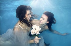 سۇ ئاستىدا توي سۈرىتىگە چۈشۈش