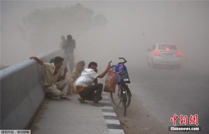 ھىندىستان قۇم-بورانلىق ھاۋانىڭ ھۇجۇمىغا ئۇچرىدى