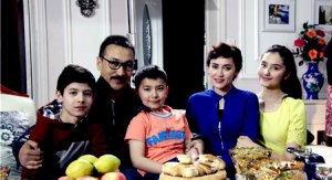 «بۇ ئائىلىگە قاراڭ» ناملىق كۆپ قىسىملىق تېلۋىزىيە تىياتىرى پات ئارىدا كۆرۈرمەنلەر بىلەن يۈز كۆرىشىدۇ