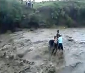 بىر ئائىلە كىشىلىرىنى كەلكۈن ئېلىپ كىتىش