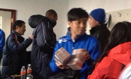 新疆平中能获首个积分 赛后更衣室分20万(图)_体育_腾讯网.png