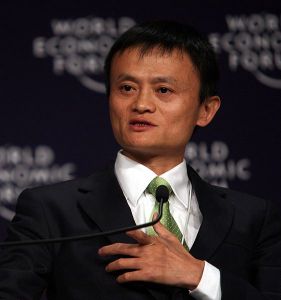مايۈن (Jack Ma)  يەر شارى ئىقتىسادىنىڭ كەلگۈسى تەرەققىياتى توغرىسىدا لېكسىيە سۆزلىمەكتە  