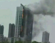 دېڭجۇ شەھەرلىك مەركىزىي دوختۇرخانىدا ئوت ئاپىتى يۈز بەردى