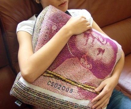 ئەڭ يېڭى رەسىملىك خەۋەر:لاتارىيە مەيدانىدىكى رىۋايەت تۈسنى ئالغان ئاتا-بالىلار